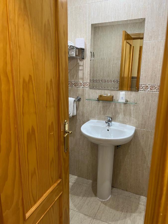 Hostal 82 Olias del Rey Exterior photo