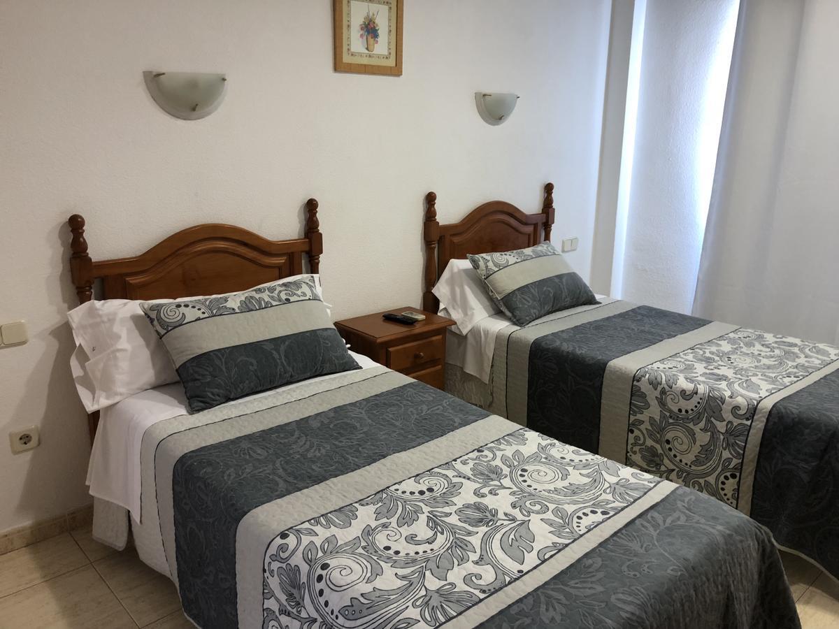 Hostal 82 Olias del Rey Exterior photo