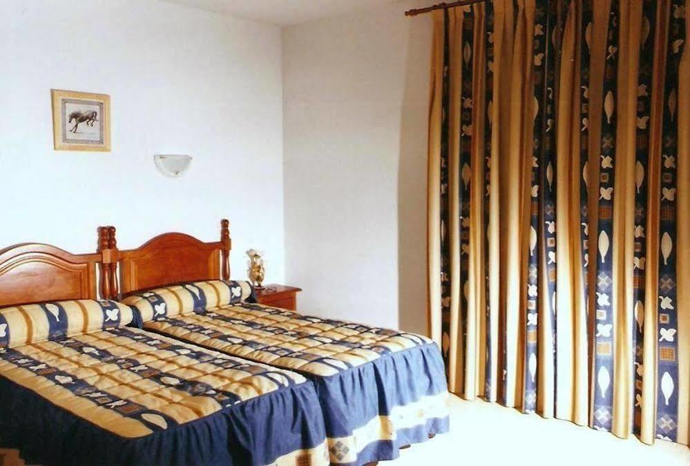 Hostal 82 Olias del Rey Exterior photo
